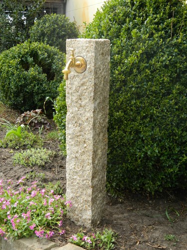 Wasserzapfsäule aus gelbem